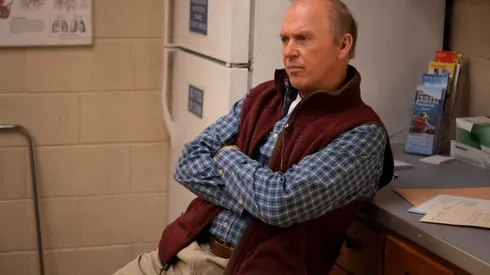 Michael Keaton protagoniza y produce la miniserie.