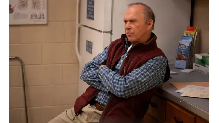 Michael Keaton protagoniza y produce la miniserie.