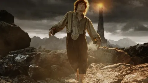 Frodo, y de fondo, el ojo de Sauron.