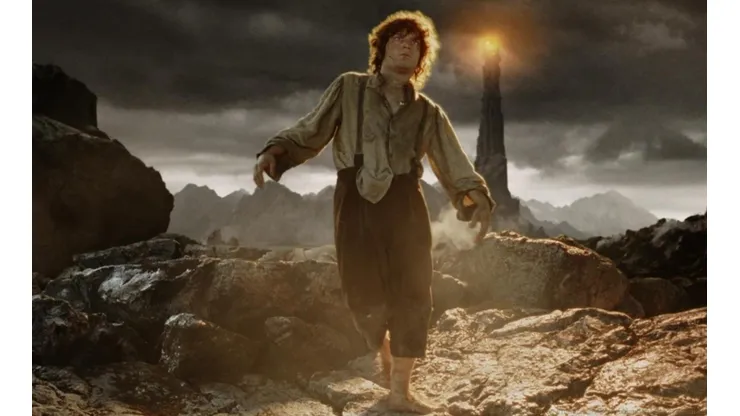 Frodo, y de fondo, el ojo de Sauron.