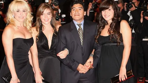 Claudia, Diego y sus hijas.