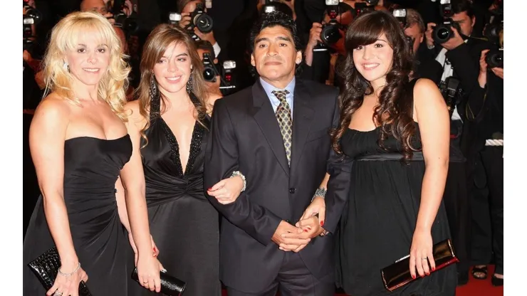 Claudia, Diego y sus hijas.