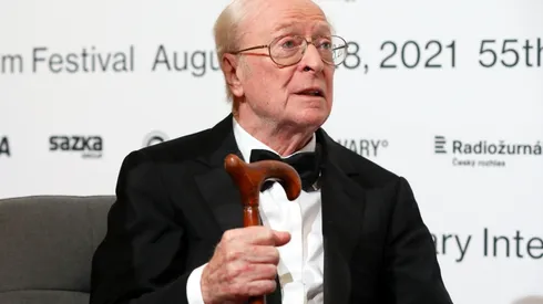 Michael Caine tiene 88 años.