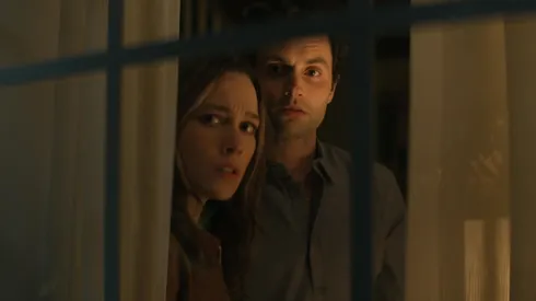 Victoria Pedretti y Penn Badgley