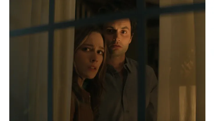 Victoria Pedretti y Penn Badgley