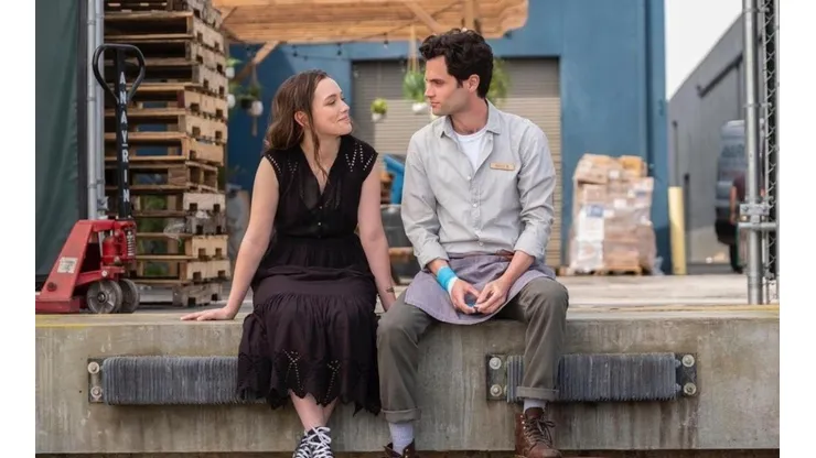 Victoria Pedretti y Penn Badgley