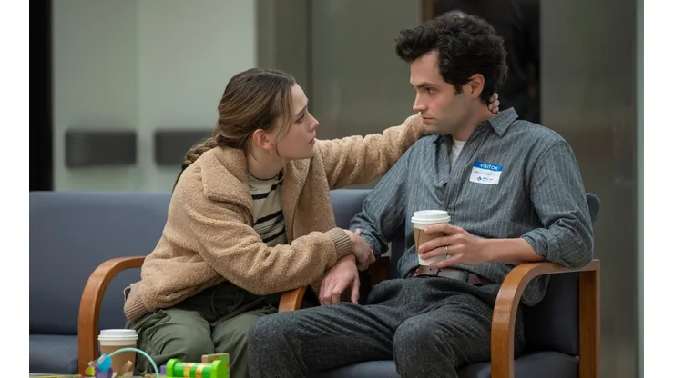 Penn Badgley y Victoria Pedretti