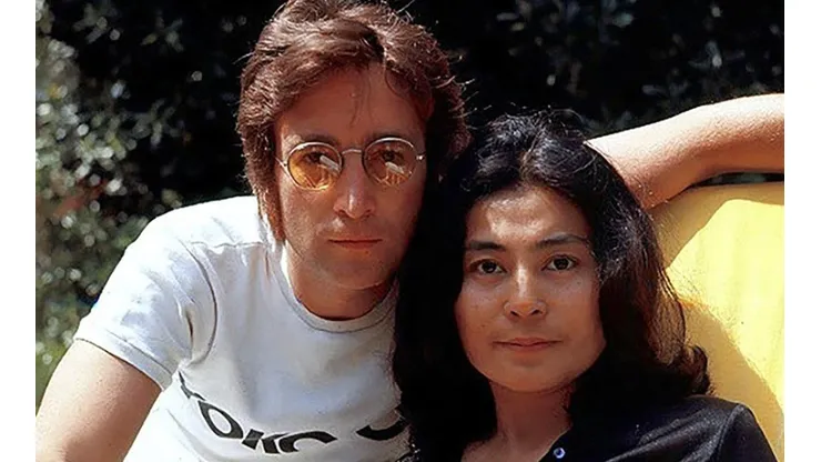 Lennon junto a Yoko Ono.