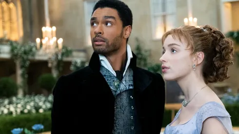 Regé-Jean Page y Phoebe Dynevor