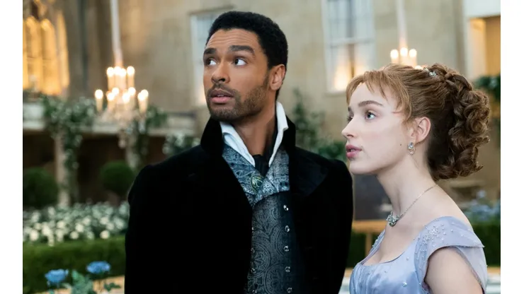 Regé-Jean Page y Phoebe Dynevor