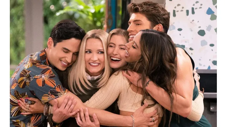 Emily Osment y Gregg Sulkin protagonizan Pretty Smart.