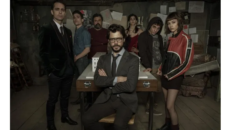 Álvaro Morte y la banda