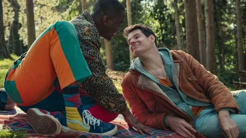 Quiénes son las parejas de Sex Education en la vida real.