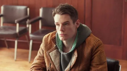 Connor Swindells interpreta a Adam Groff en Sex Education