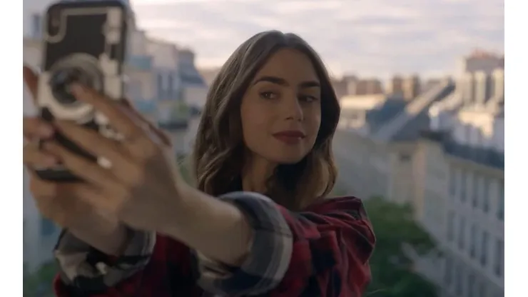 Lily Collins protagoniza Emily in Paris en Netflix