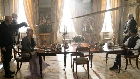 Phoebe Dynevor y Regé-Jean Page