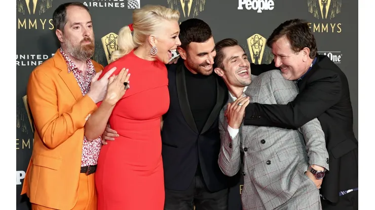 Así lucen las celebridades en la alfombra roja de los Premios Emmy 2021.
