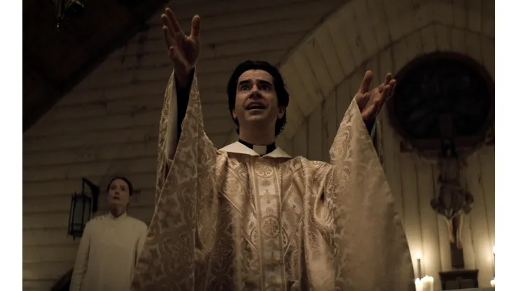 Misa de medianoche: cuándo se estrena la nueva serie de terror de Netflix que recomienda Stephen King.