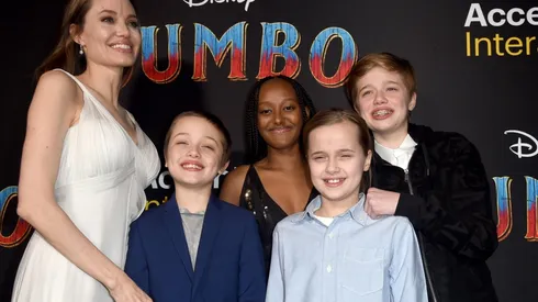 Angelina Jolie con algunos de sus hijos