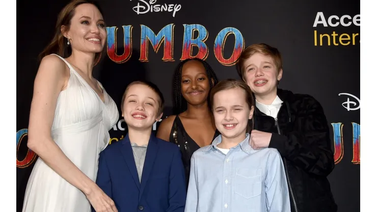 Angelina Jolie con algunos de sus hijos
