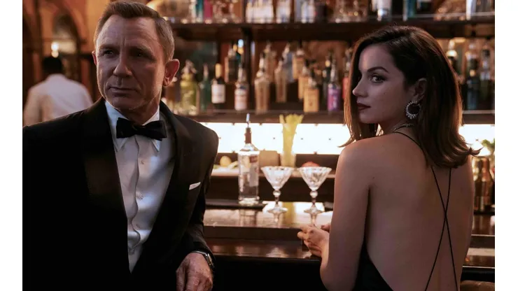 Daniel Craig junto a Ana de Armas en No Time To Die.