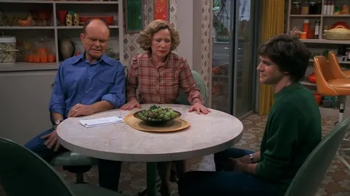 Red (Kurtwood Smith), Kitty (Debra Jo Rupp) y Eric (Topher Grace) conformaron la familia Forman.