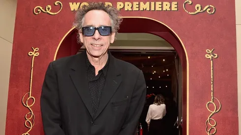 Burton se prepara para la llegada de su serie sobre Merlina Addams, por Netflix.