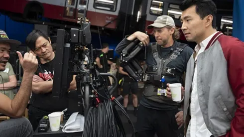 Destin Daniel Cretton y Simu Liu.