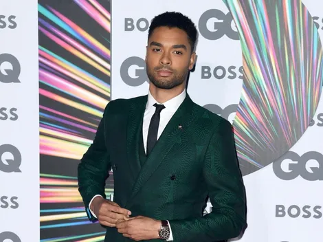 Regé Jean Page tiene novia y no es Phoebe Dynevor