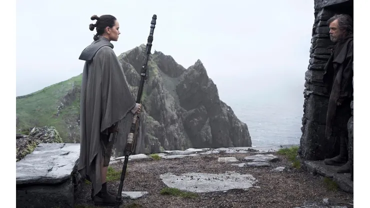Daisy Ridley y Mark Hamill en The Last Jedi.