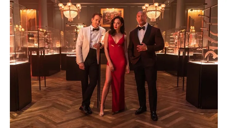 Dwayne Johnson, Ryan Reynolds y Gal Gadot protagonizan Red Notice
