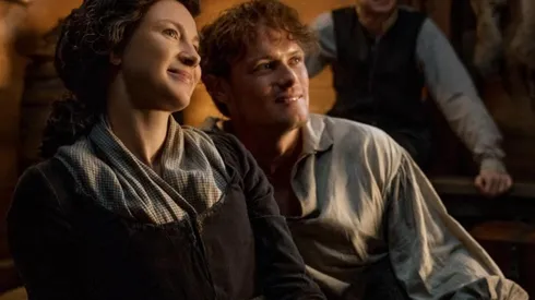 Sam Heughan y Caitriona Balfe como Jamie y Claire