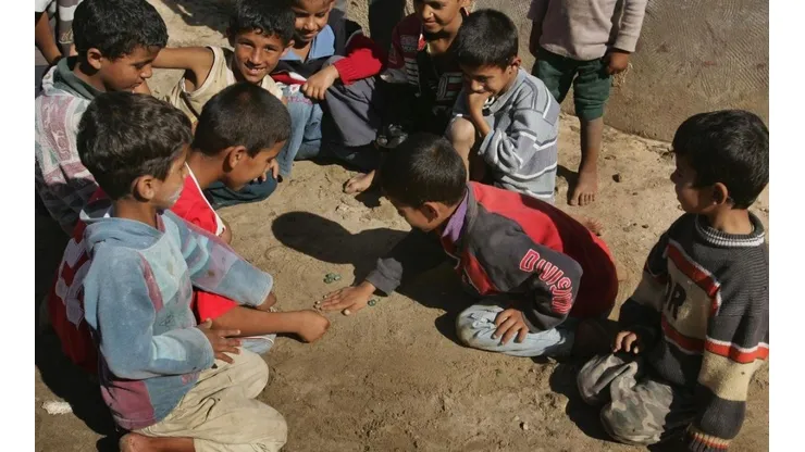Niños jugando a las canicas. (Foto: Getty Images)