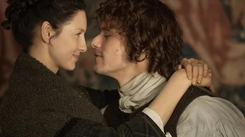 Sam Heughan y Caitriona Balfe en sus papeles de Jamie y Claire