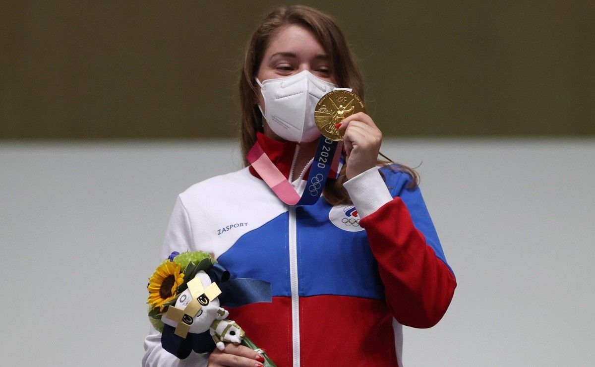 Atleta rusa gana una medalla de oro en los Juegos Olímpicos con un amuleto de The Witcher