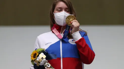 Atleta rusa gana una medalla de oro en los Juegos Olímpicos con un amuleto de The Witcher.