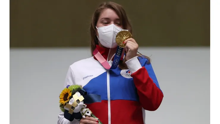 Atleta rusa gana una medalla de oro en los Juegos Olímpicos con un amuleto de The Witcher.