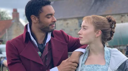 Phoebe Dynevor y Regé-Jean Page