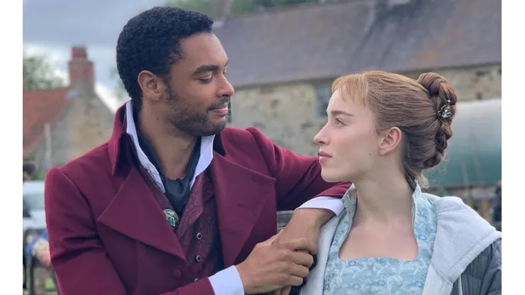 Phoebe Dynevor y Regé-Jean Page