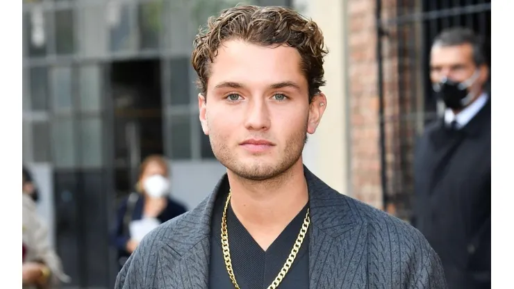 El exitoso hijo de Jude Law sigue los pasos de su padre y es su copia exacta.