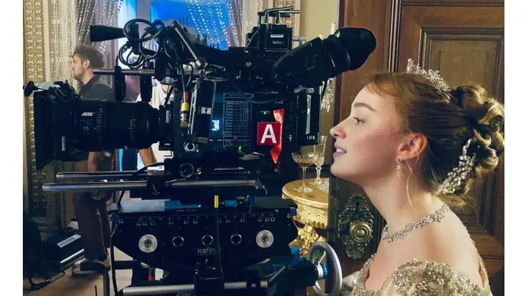 Phoebe Dynevor como la duquesa de Hastings