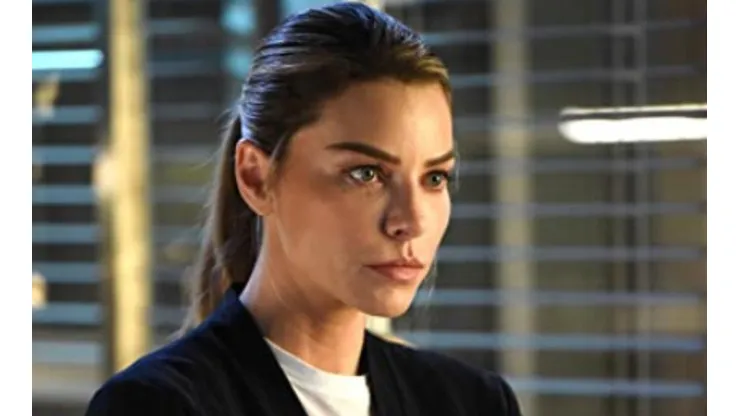 Lauren German como Chloe