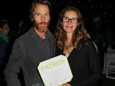 Enamorados: Julia Roberts posó con su marido en la playa para celebrar 19 años juntos