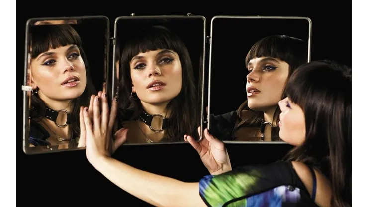 Martina Cariddi como Mencía