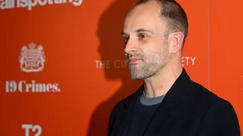 Jonny Lee Miller ficha por The Crown