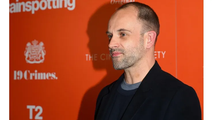 Jonny Lee Miller ficha por The Crown