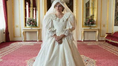 Emma Corrin como Lady Di