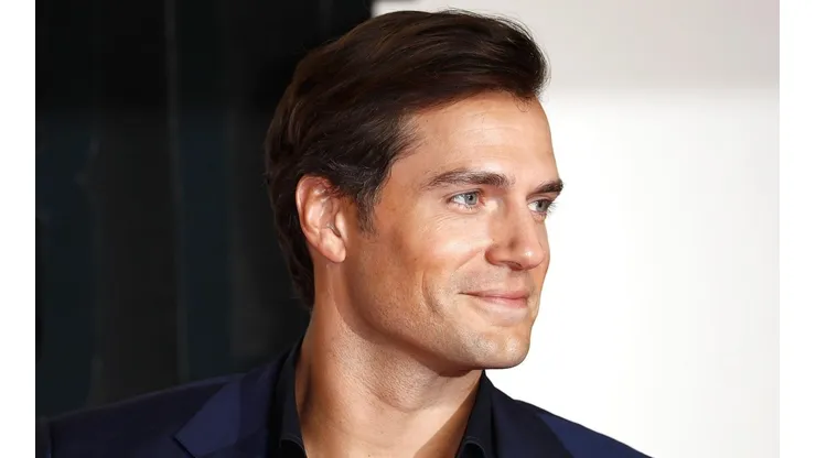 Estaba en un bar y de repente captó un momento íntimo de Henry Cavill