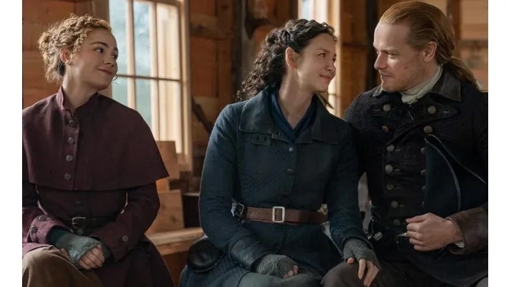 Sophie Skelton, Caitriona Balfe y Sam Heughan en Outlander.