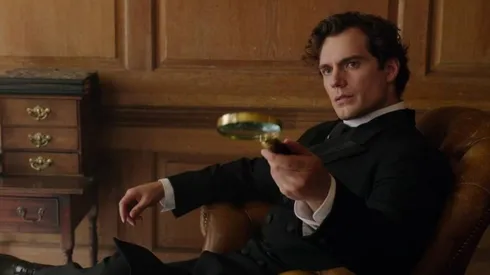 Henry Cavill como Sherlock.